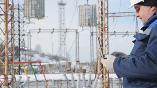 Ingenjör Med Bärbar Dator Elektrisk Kraftstation — Stockvideo