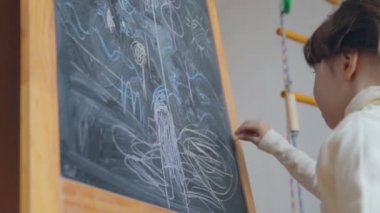 Küçük kız gemide tebeşir ile çizim