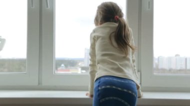 Pencere üzerinde küçük kız