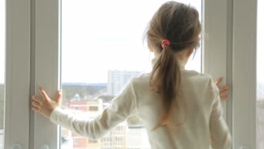 Pencere üzerinde küçük kız