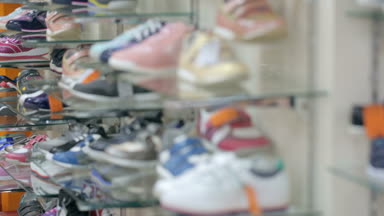 Ayakkabı raf Ayakkabı mağazasında