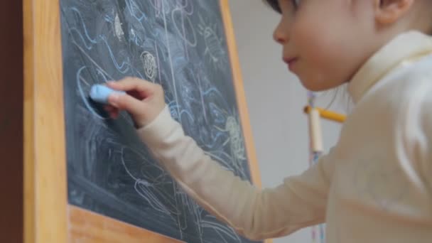 Маленькая Девочка Рисует Мелом Борту — стоковое видео