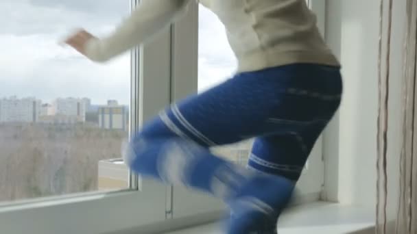 Kleines Mädchen Auf Der Fensterbank — Stockvideo