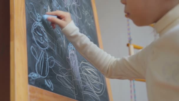 Маленькая Девочка Рисует Мелом Борту — стоковое видео