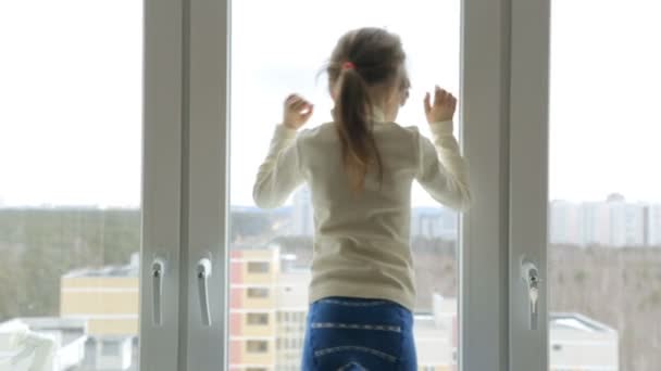 Kleines Mädchen Auf Der Fensterbank — Stockvideo