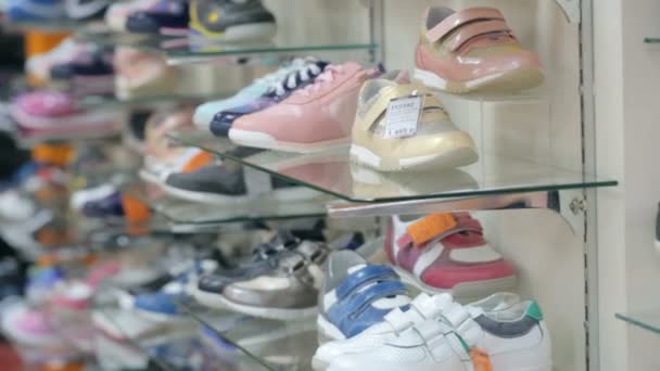 Zapatos Estantes Zapatería — Vídeo de stock