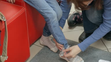 Anne yardım kızı ayakkabılarını denemek için