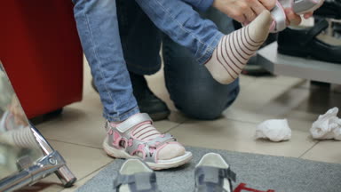 Anne yardım kızı ayakkabılarını denemek için