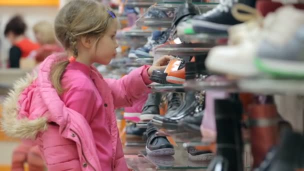 Little Girl Shoe Store — Stock Video