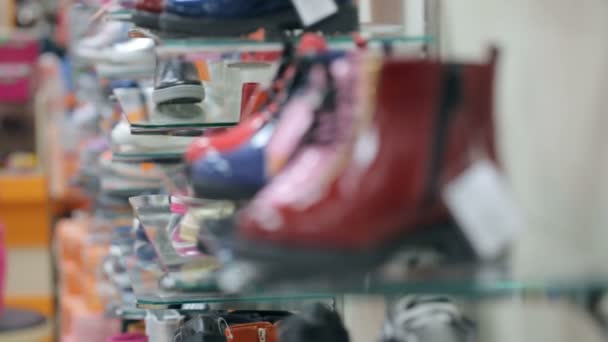 Сапоги Полках Обувного Магазина — стоковое видео