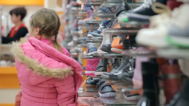 Маленька Дівчинка Магазині Взуття — стокове відео