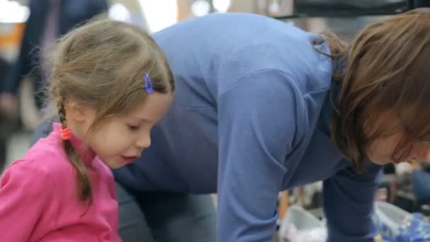 Madre Ayudando Hija Probarse Zapatos — Vídeo de stock