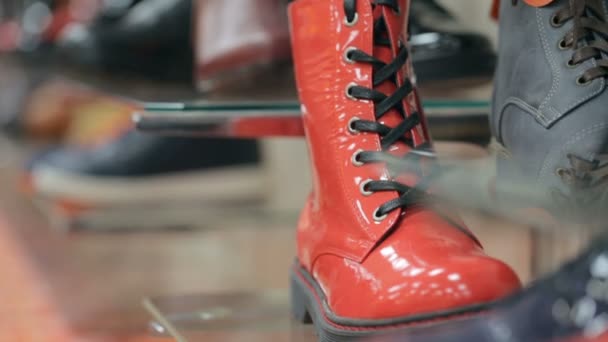 鞋店货架上的靴子 — 图库视频影像
