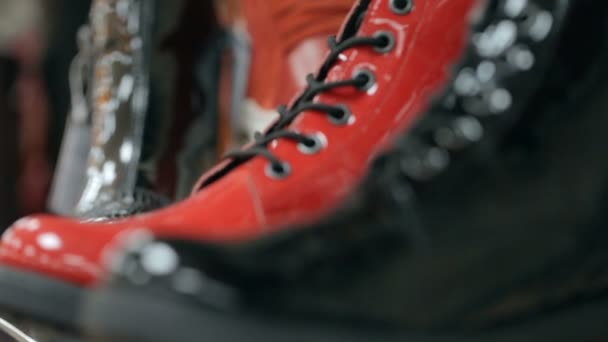 Сапоги Полках Обувного Магазина — стоковое видео