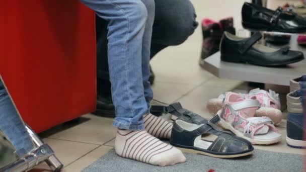 Mutter Hilft Tochter Schuhe Anzuprobieren — Stockvideo