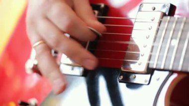 Elektro gitar çalan müzisyen