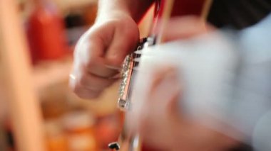 Elektro gitar çalan müzisyen