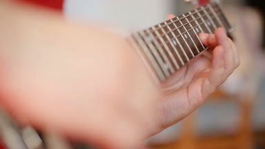 Elektro gitar çalan müzisyen