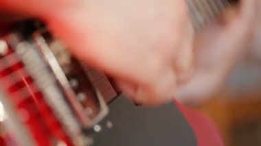 Elektro gitar çalan müzisyen