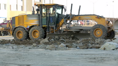 İnşaat alanında çalışan sınıf öğrencisi