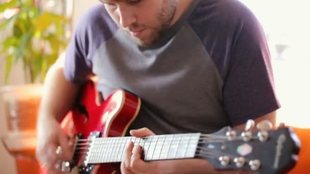 Músico Tocando Guitarra Eléctrica — Vídeos de Stock