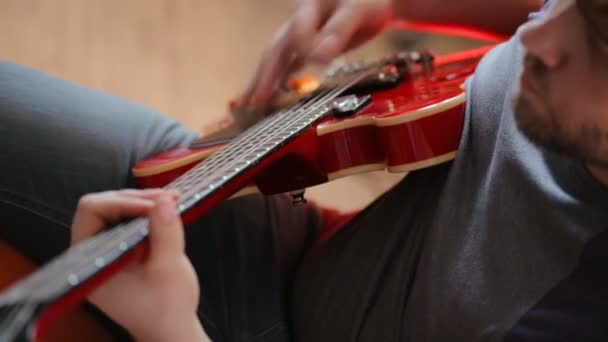 Músico Tocando Guitarra Eléctrica — Vídeo de stock