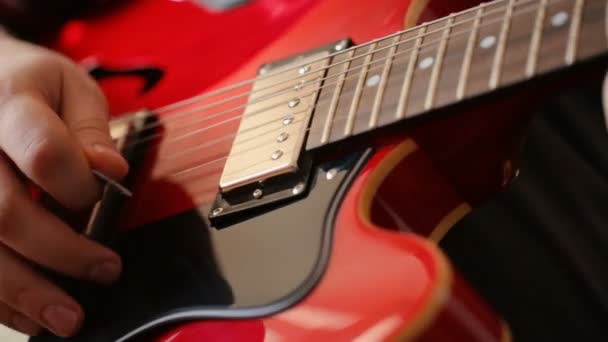 Músico Tocando Guitarra Eléctrica — Vídeo de stock
