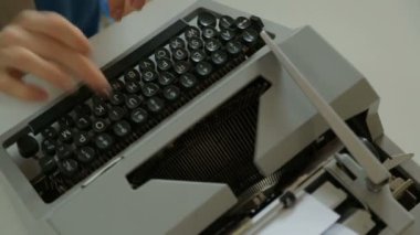 daktiloda yazmaya eller