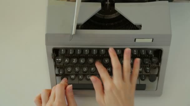 Manos Femeninas Escribiendo Máquina Escribir — Vídeos de Stock