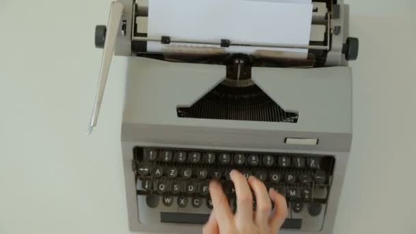 Γυναικεία Χέρια Πληκτρολογώντας Γραφομηχανή — Αρχείο Βίντεο