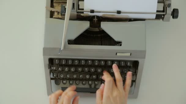 Mains féminines tapant sur la machine à écrire 
