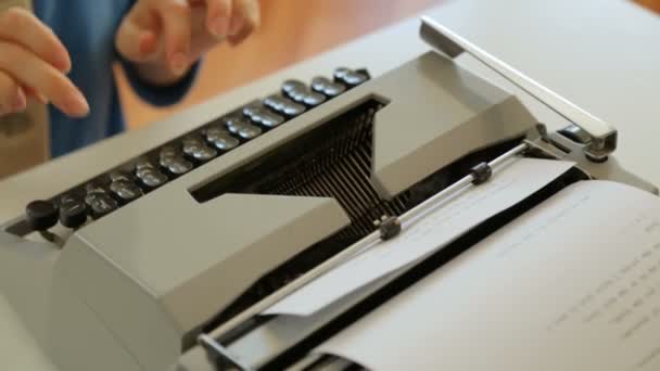 Mains féminines tapant sur la machine à écrire 