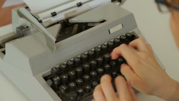Frauenhände Tippen Auf Schreibmaschine — Stockvideo