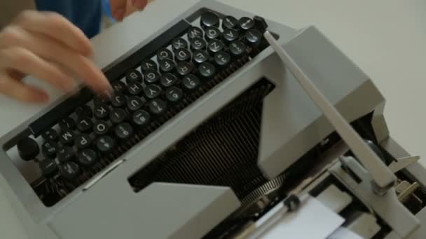 在打字机上打字的女性手 — 图库视频影像