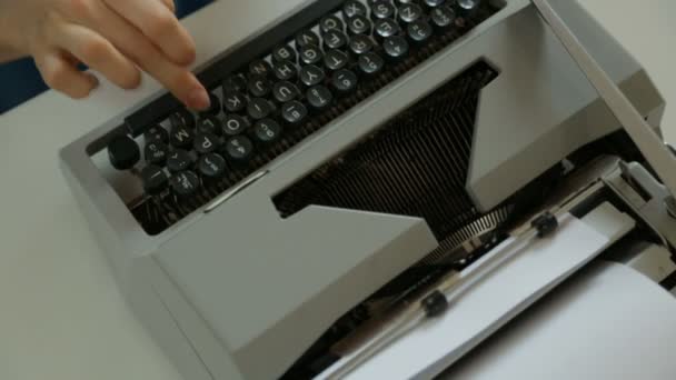 Mains féminines tapant sur la machine à écrire 