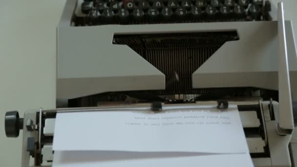 Mains féminines tapant sur la machine à écrire 