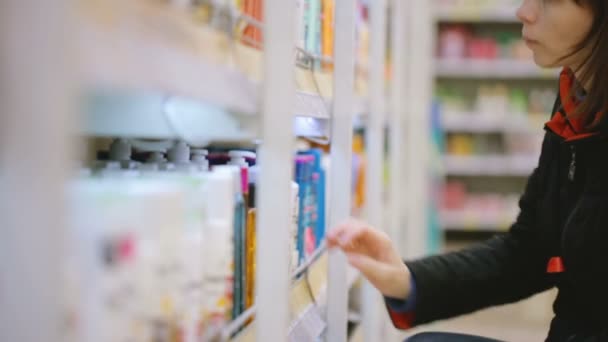 Woman Choosing Goods Shop — Stock Video