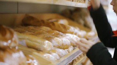 Ekmek dükkanında seçme kadın