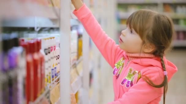 Little Girl Choosing Goods Shop — Stock Video