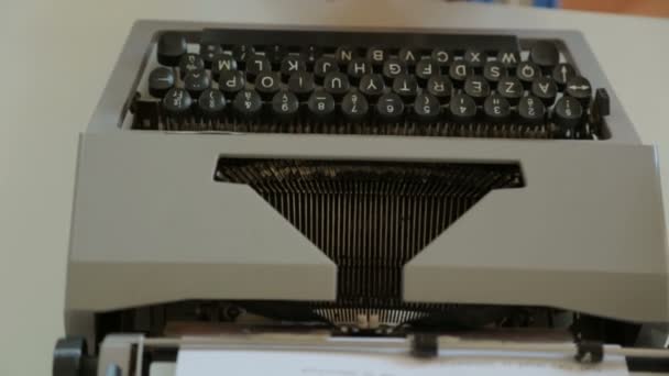 Mains féminines tapant sur la machine à écrire 