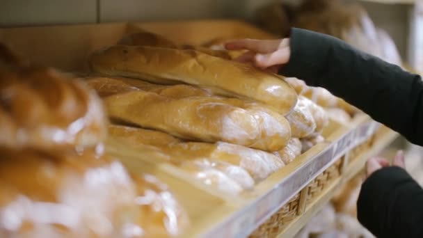 Женщина Выбирает Хлеб Магазине — стоковое видео