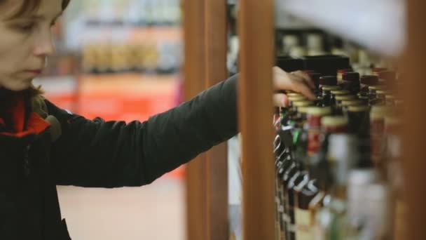 Mulher Escolhendo Vinho Loja Bebidas — Vídeo de Stock