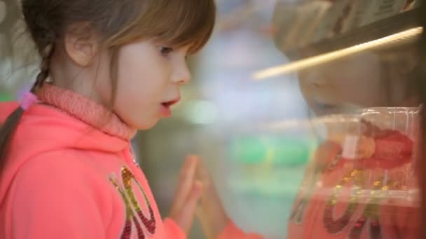 Niña Eligiendo Pastel Tienda Comestibles — Vídeos de Stock