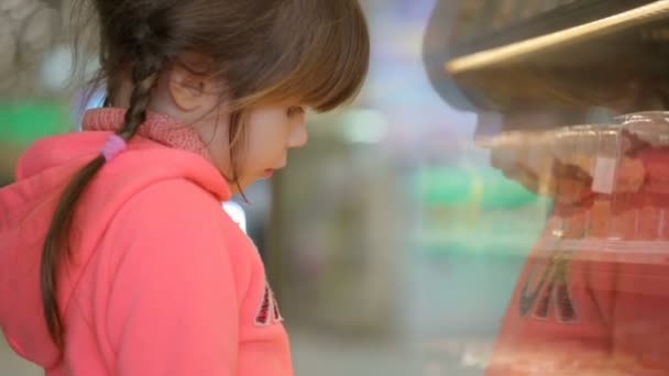 Kis Lány Élelmiszerbolt Torta Kiválasztása — Stock videók