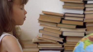 Küresi olan küçük kız