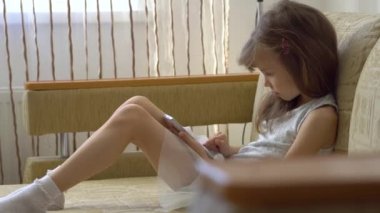 Akıllı telefonlu küçük kız.