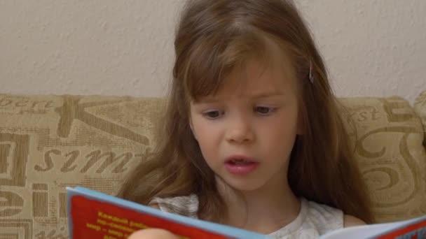 Bambina che legge un libro — Video Stock