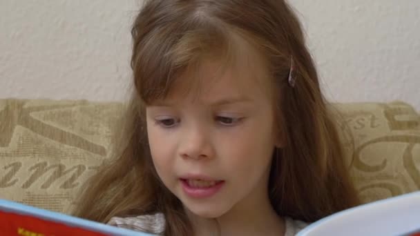Gadis kecil membaca buku — Stok Video