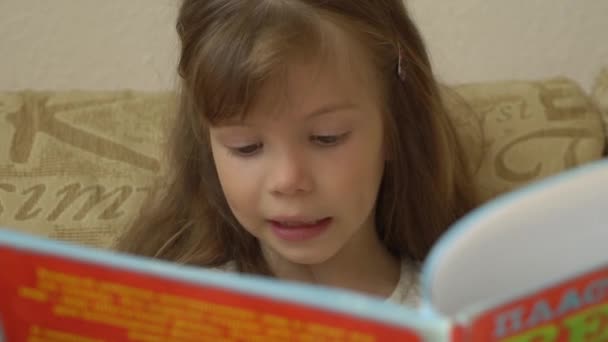 Bambina che legge un libro — Video Stock