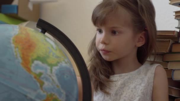 Little girl with a globe — Stock Video